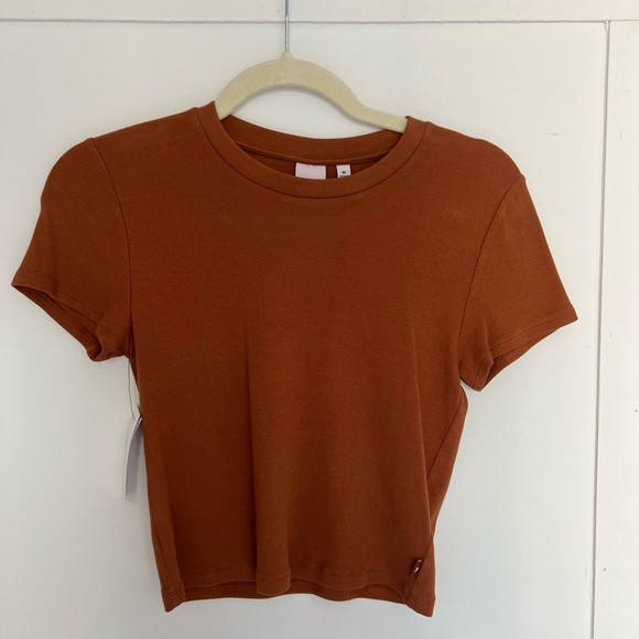 NWT Aritzia TNA ribbed t-shirt - Picture 1 of 4